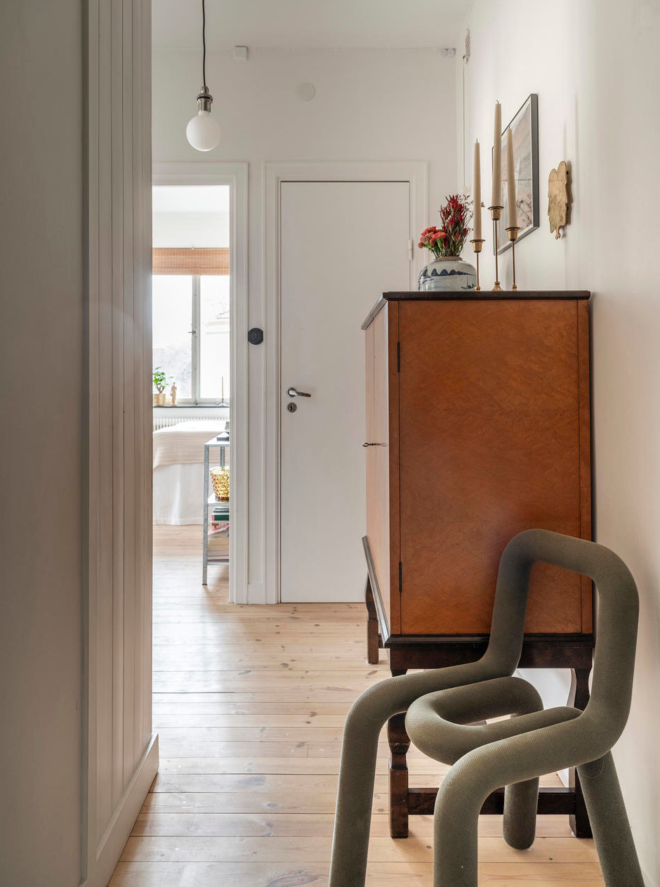 entrée avec meuble vintage et chaise Bold de Moustache studio 33m2 décoration scandinave entrée avec meuble vintage et chaise Bold de Moustache studio 33m2 décoration scandinave