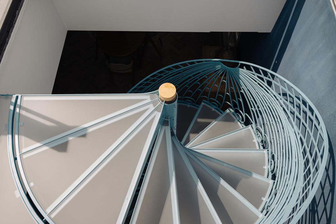 escalier bleu à colimaçon appartement en triplex de 130m2 Amsterdam par Büro Kif