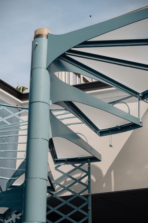 escalier bleu à colimaçon appartement en triplex de 130m2 Amsterdam par Büro Kif