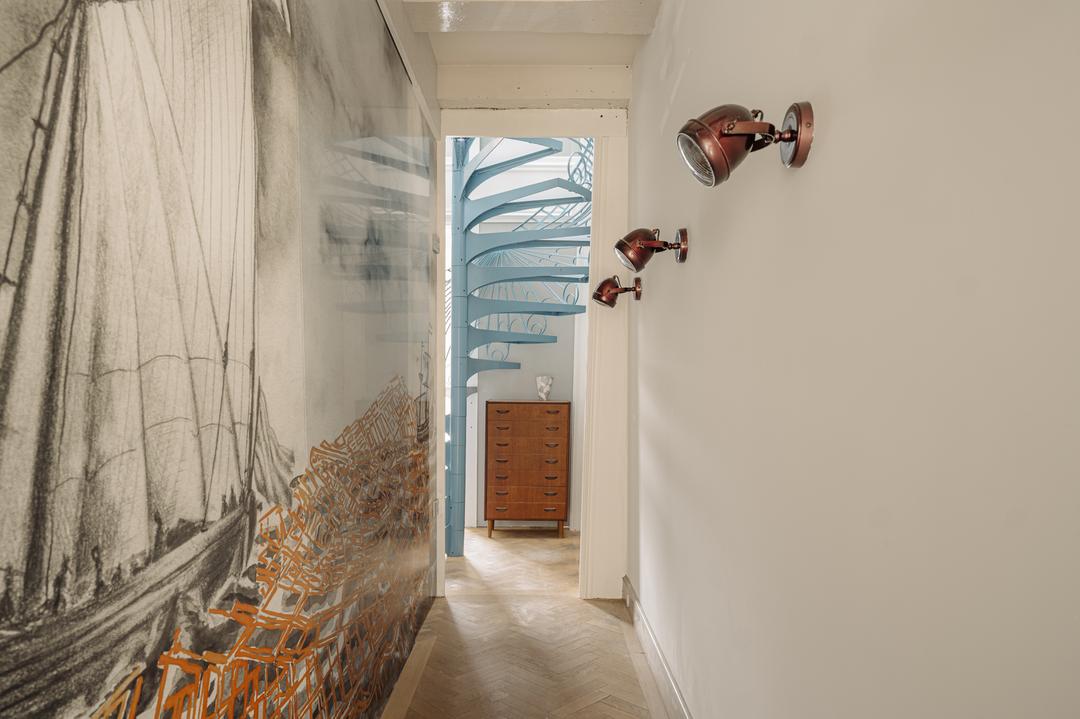 entrée avec papier-peint panoramique et escalier bleu à colimaçon appartement en triplex de 130m2 Amsterdam par Büro Kif