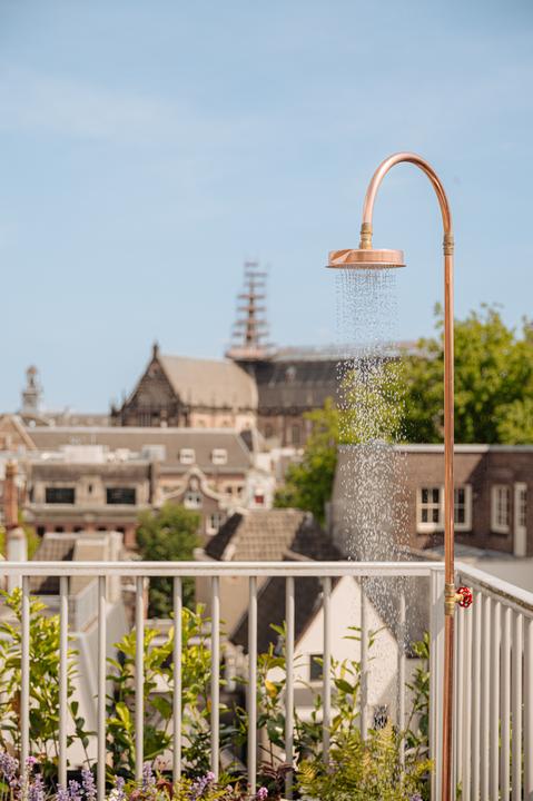 douche extérieur en cuivre sur terrasse
