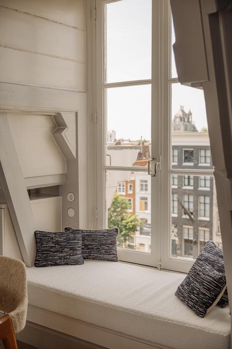 banc sous fenêtre