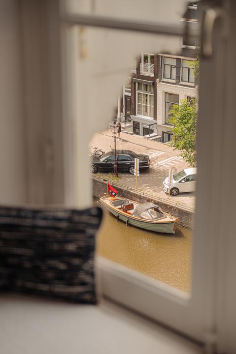 vue canal Amsterdam à travers d'une fenêtre