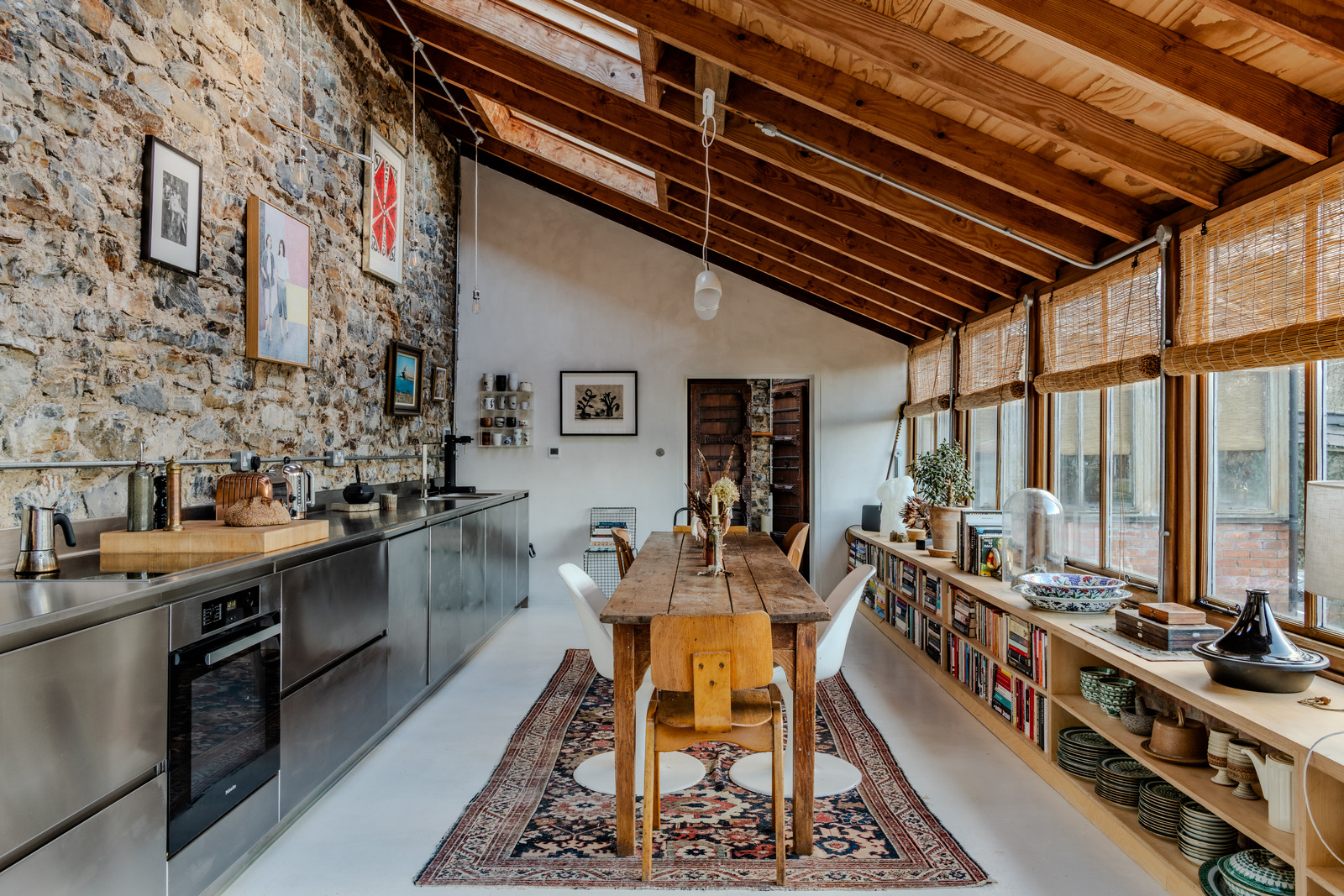 Une maison ancienne en brique et pierre en Angleterre ouverte sur la nature