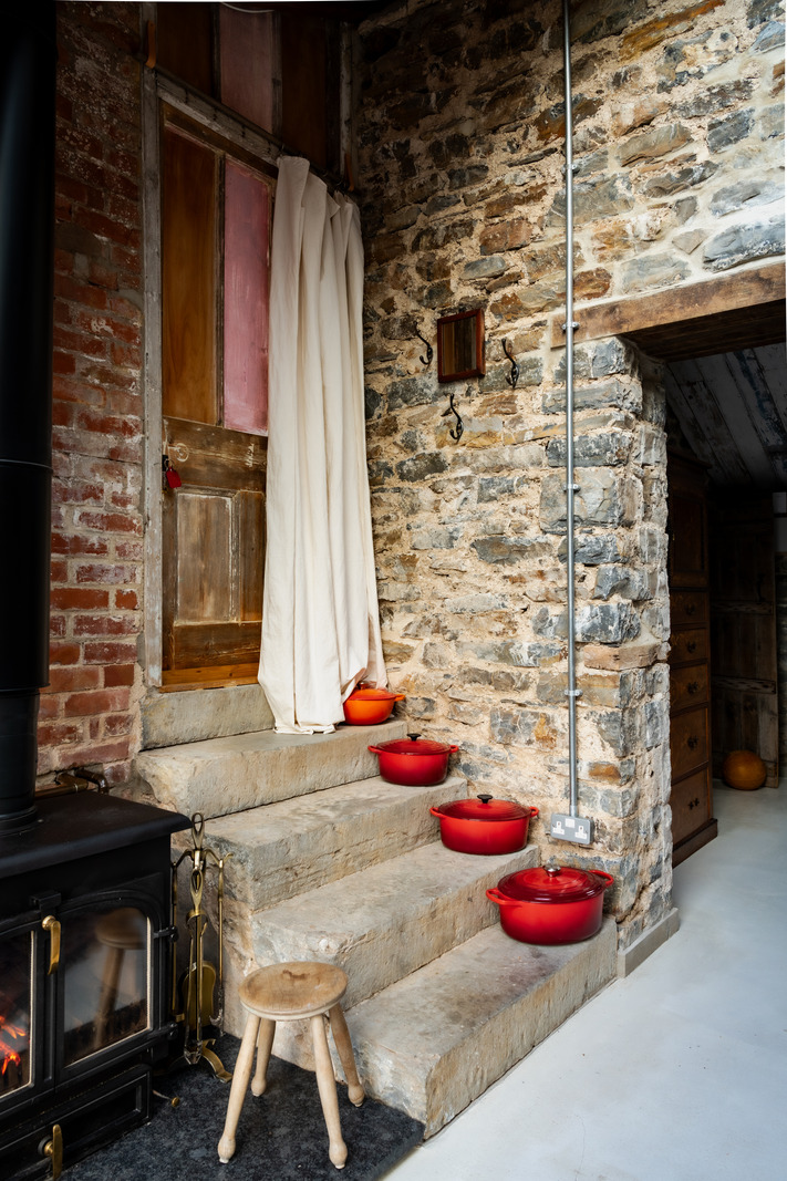 entrée murs briques avec petit escalier maison ancienne décoration rustique Angleterre