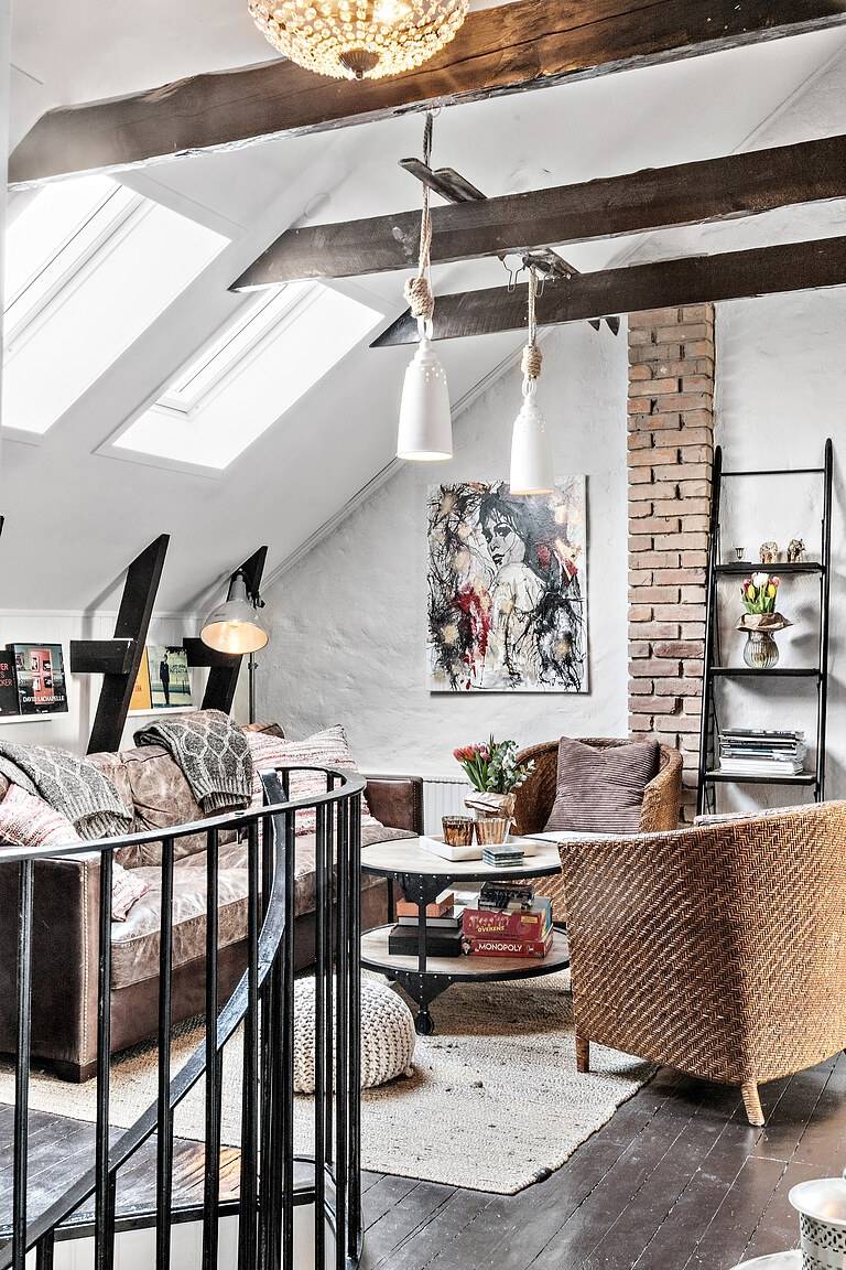 salon avec escalier colimaçon appartement en triplex décoration scandinave et industrielle