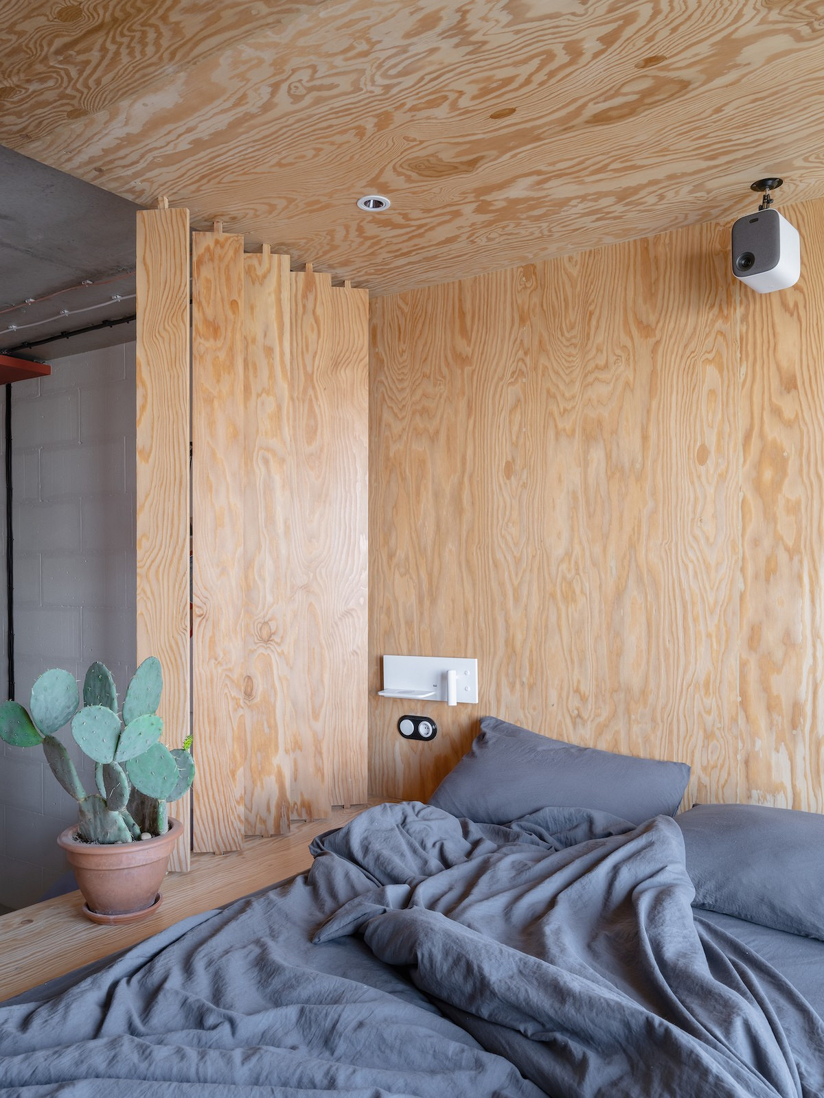 chambre sur podium avec tiroirs studio 25m2