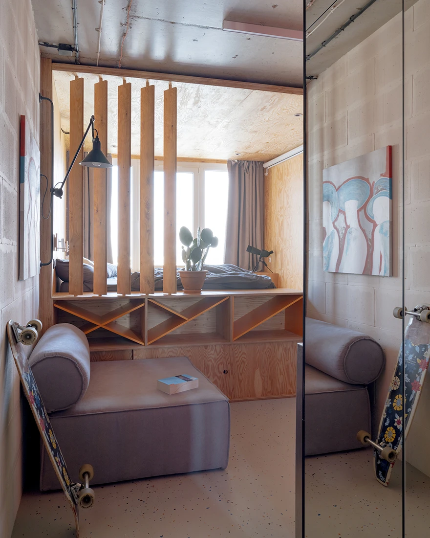 espace salon et chambre sur podium avec tiroirs studio 25m2