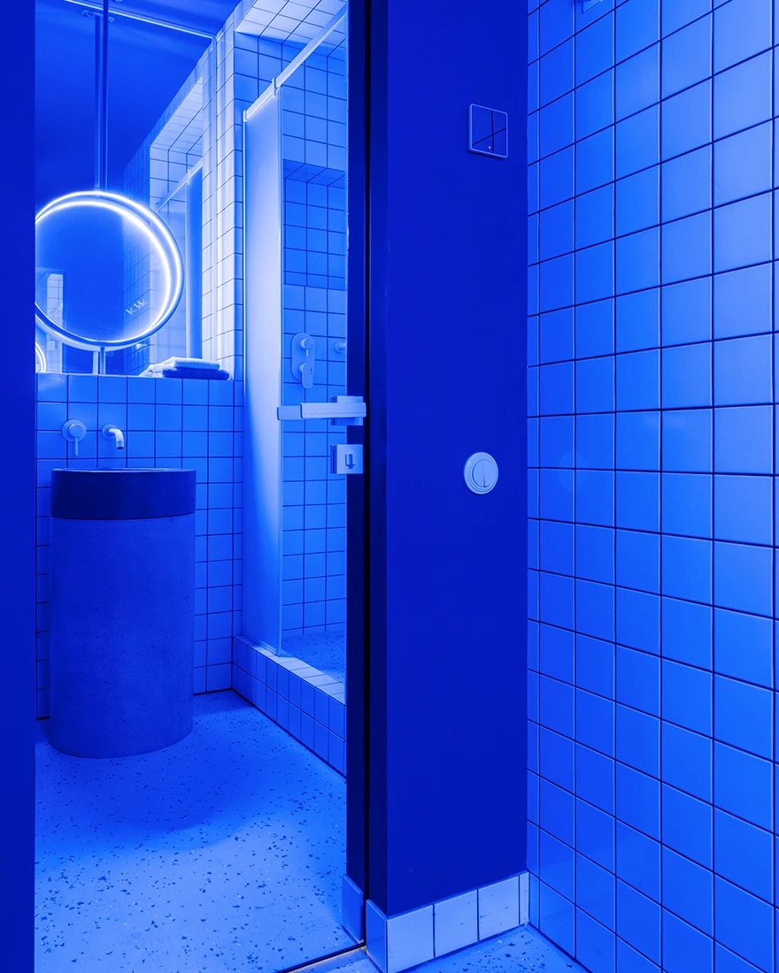 salle de bain design carrelage blanc lumière bleue studio 25m2