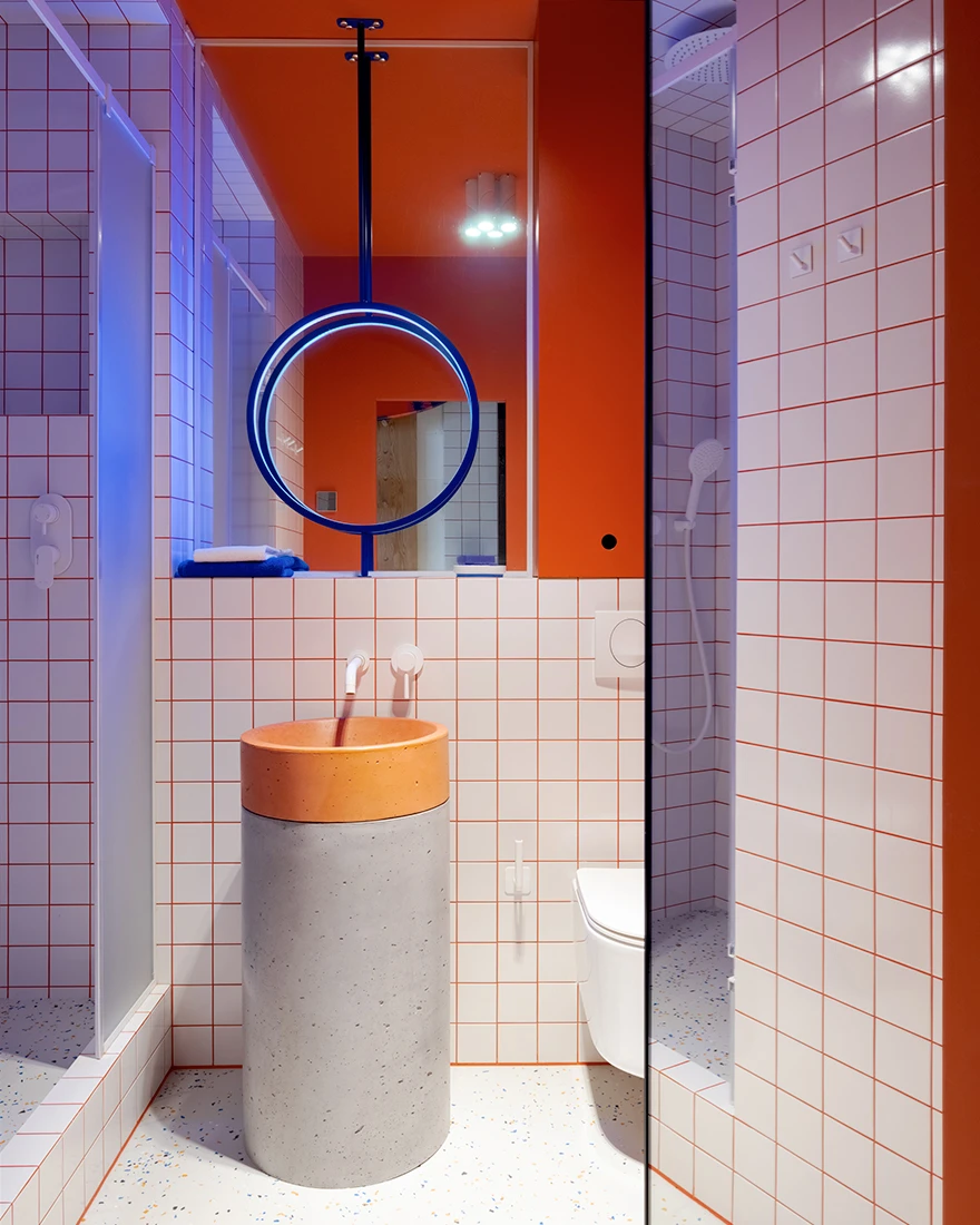 salle de bain design carrelage blanc joint orange studio 25m2
