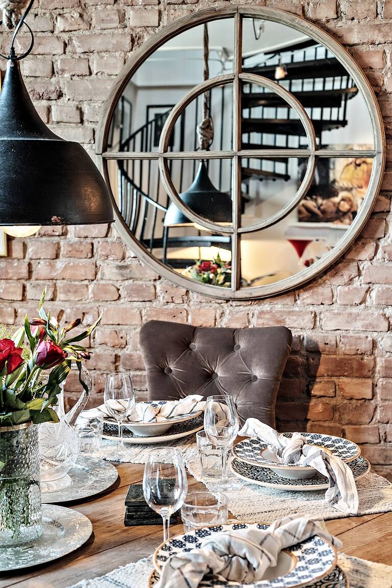 salle à manger avec mur de briques anciennes appartement en triplex décoration scandinave et classique chic