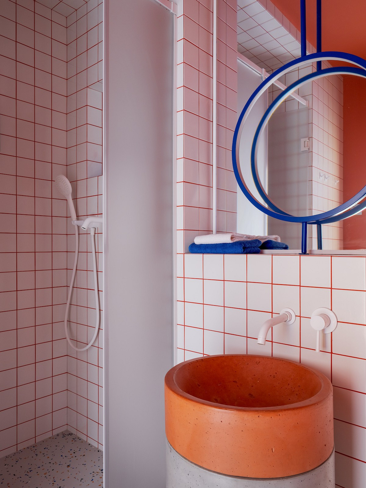 salle de bain design carrelage blanc joint orange studio 25m2