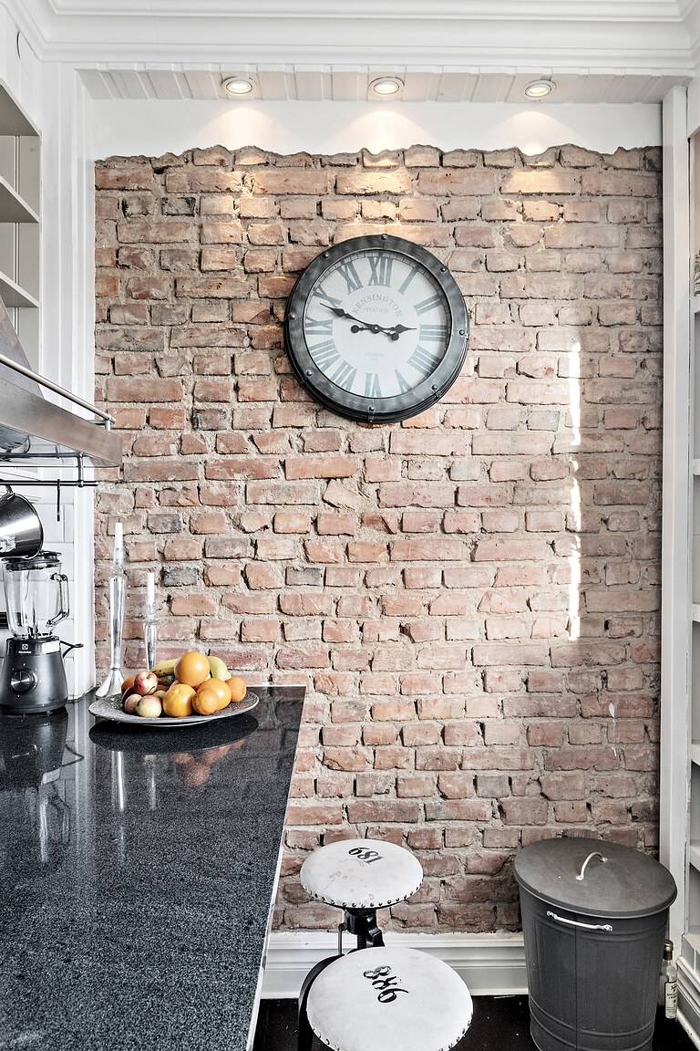cuisine blanche mur en briques anciennes appartement en triplex décoration scandinave et industrielle