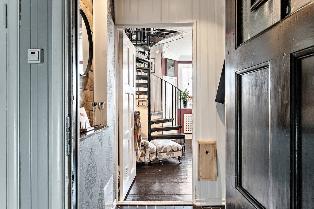 entrée appartement en triplex avec escalier en colimaçon