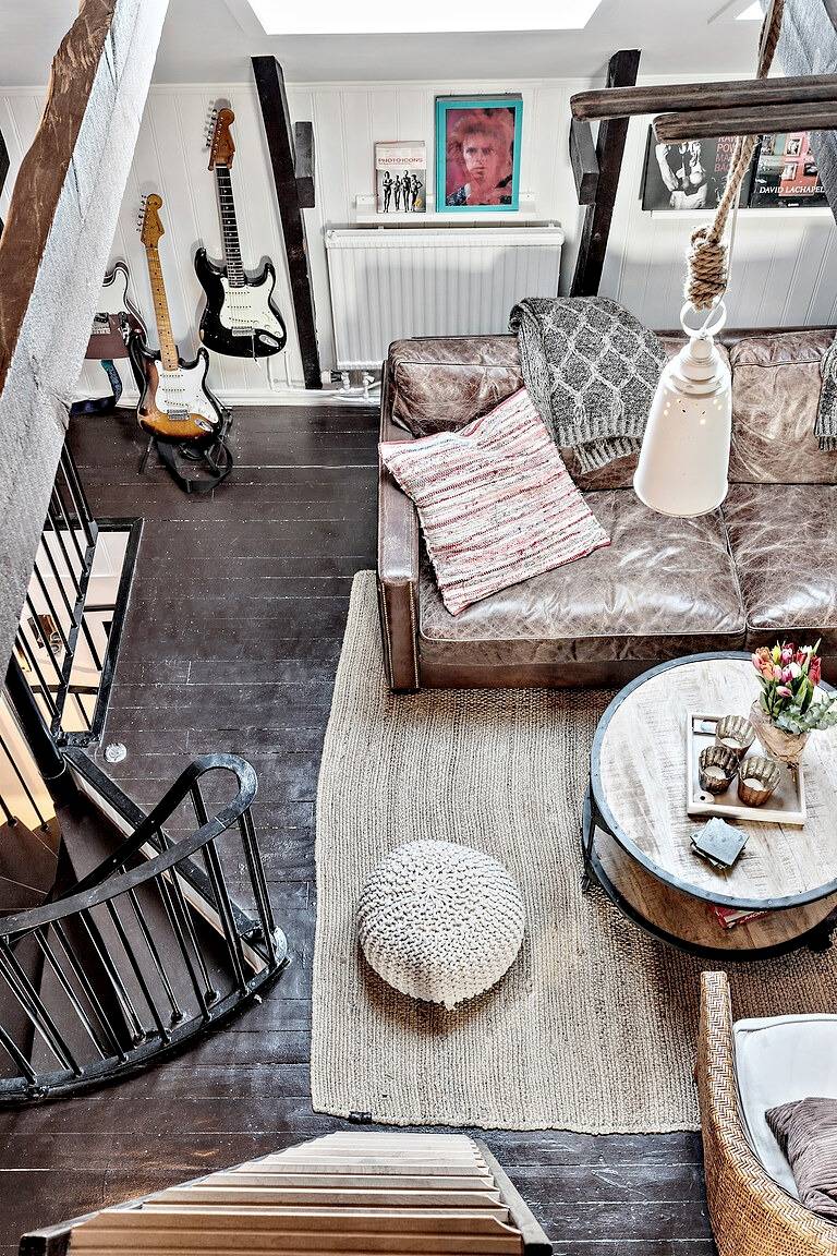 salon avec escalier colimaçon appartement en triplex décoration scandinave et industrielle