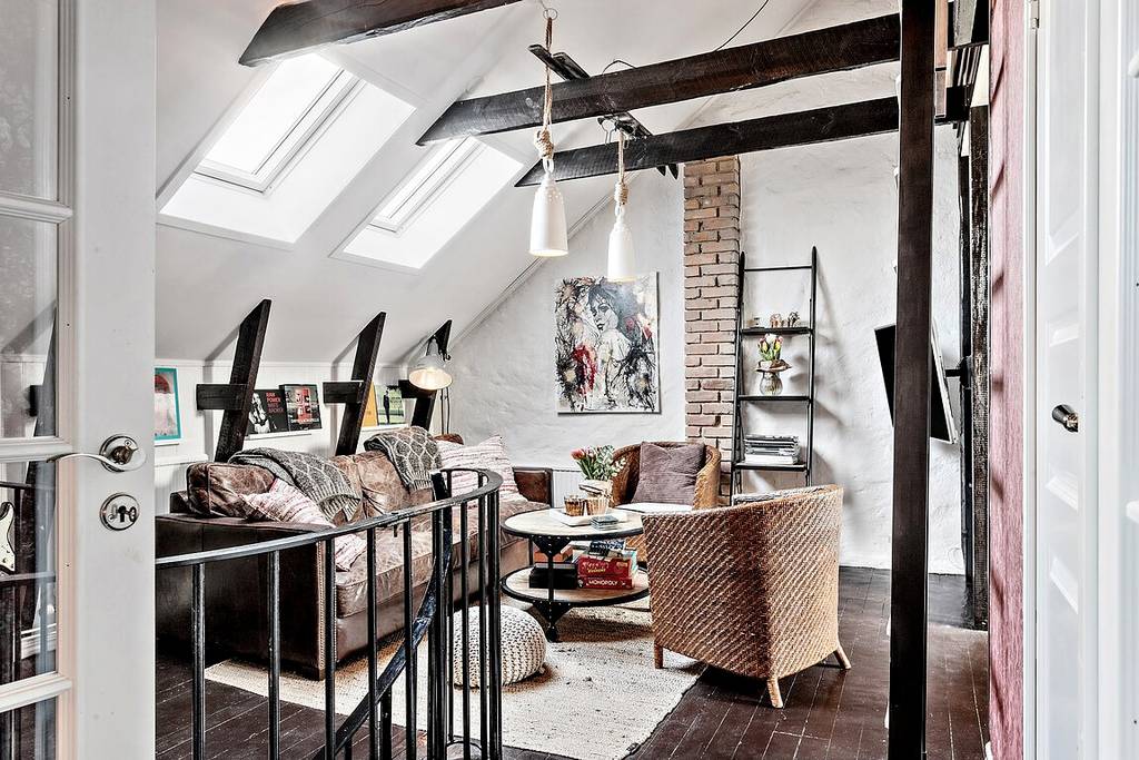 salon avec escalier colimaçon appartement en triplex décoration scandinave et industrielle
