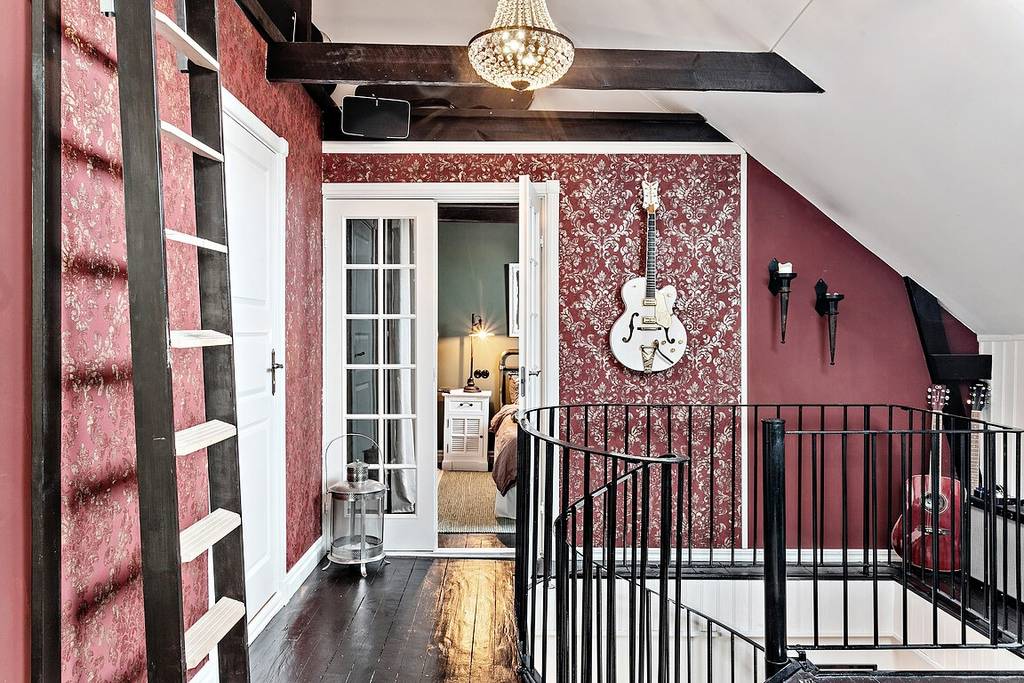salon avec escalier colimaçon appartement en triplex décoration scandinave et industrielle