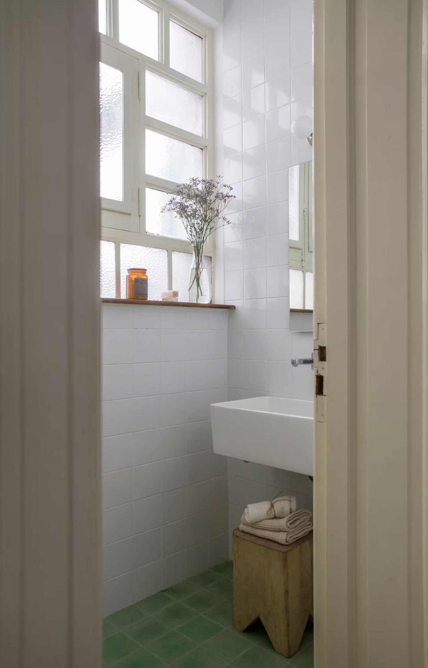 salle de bain minimaliste décoration contemporaine appartement ancien rénové