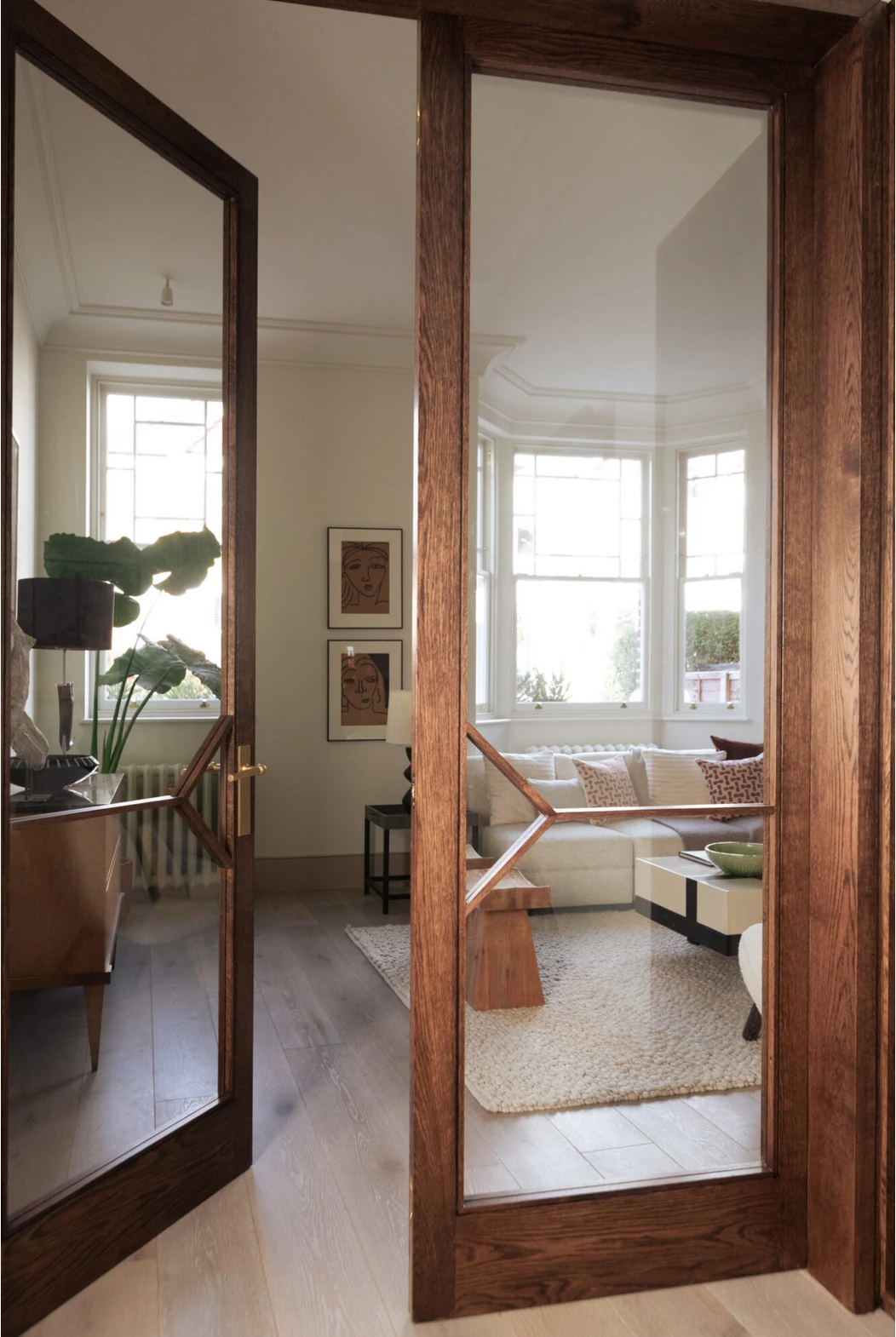 salon avec bow window décoration contemporaine maison Londres rénovée et agrandie sur le jardin