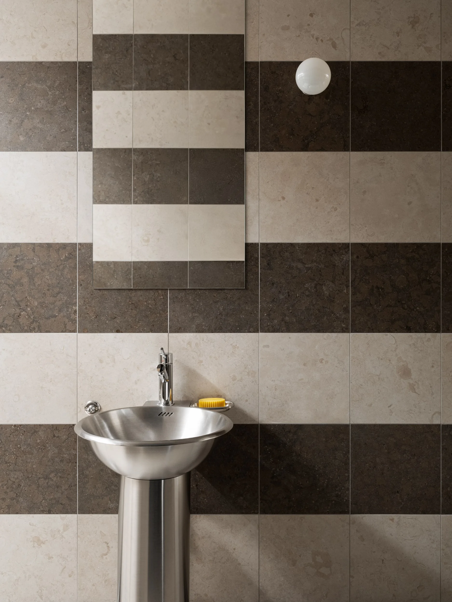 salle de bain avec vasque inox décoration design