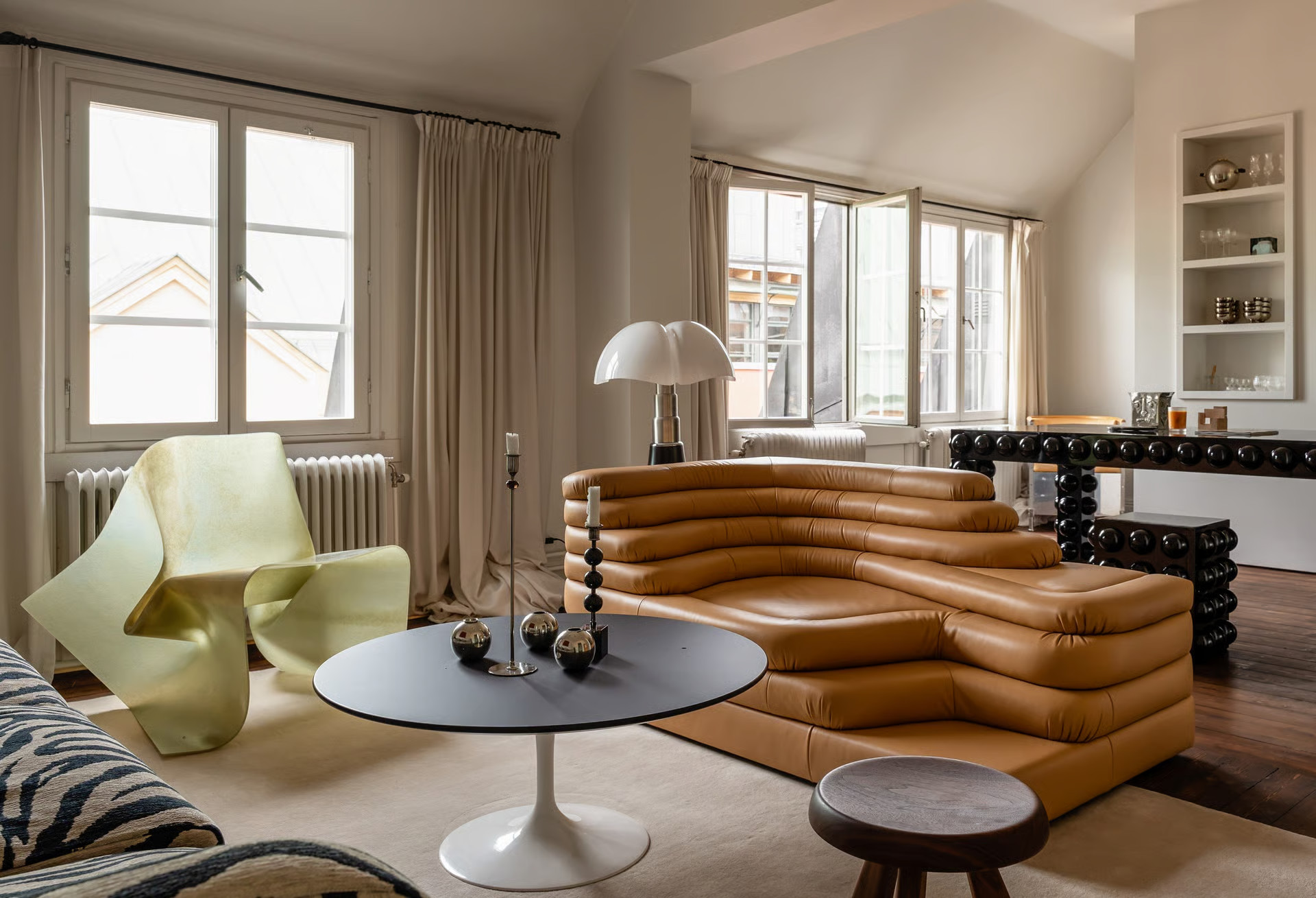 Un appartement design de 118m2 en duplex au sommet d’un immeuble historique