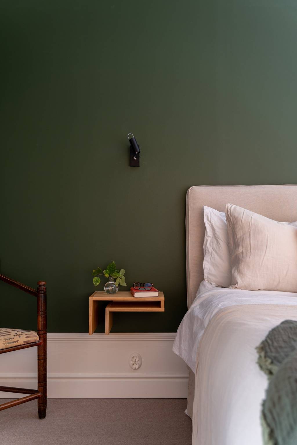 chambre murs vert décoration scandinave appartement ancien rénové