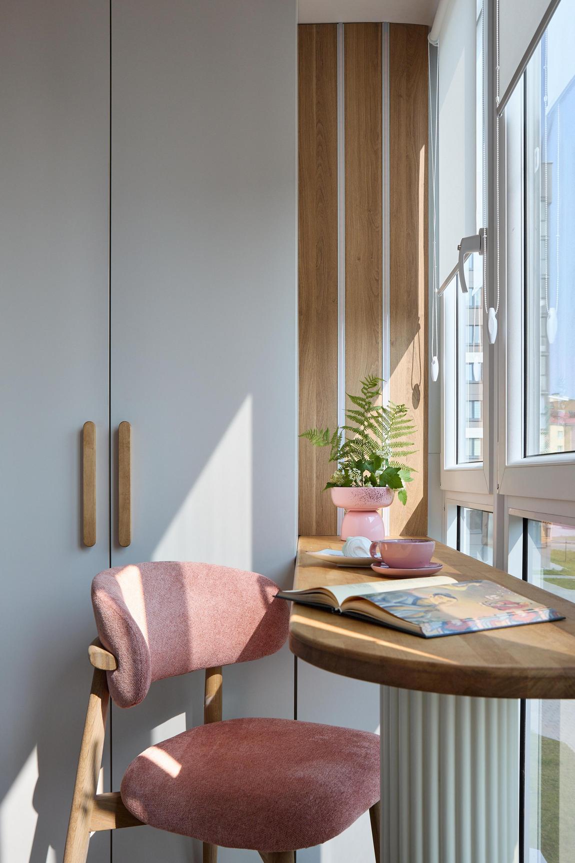 bureau dans loggia fermée studio 42m2 transformé en deux-pièces avec verrière bois bureau dans loggia fermée studio 42m2 transformé en deux-pièces avec verrière bois