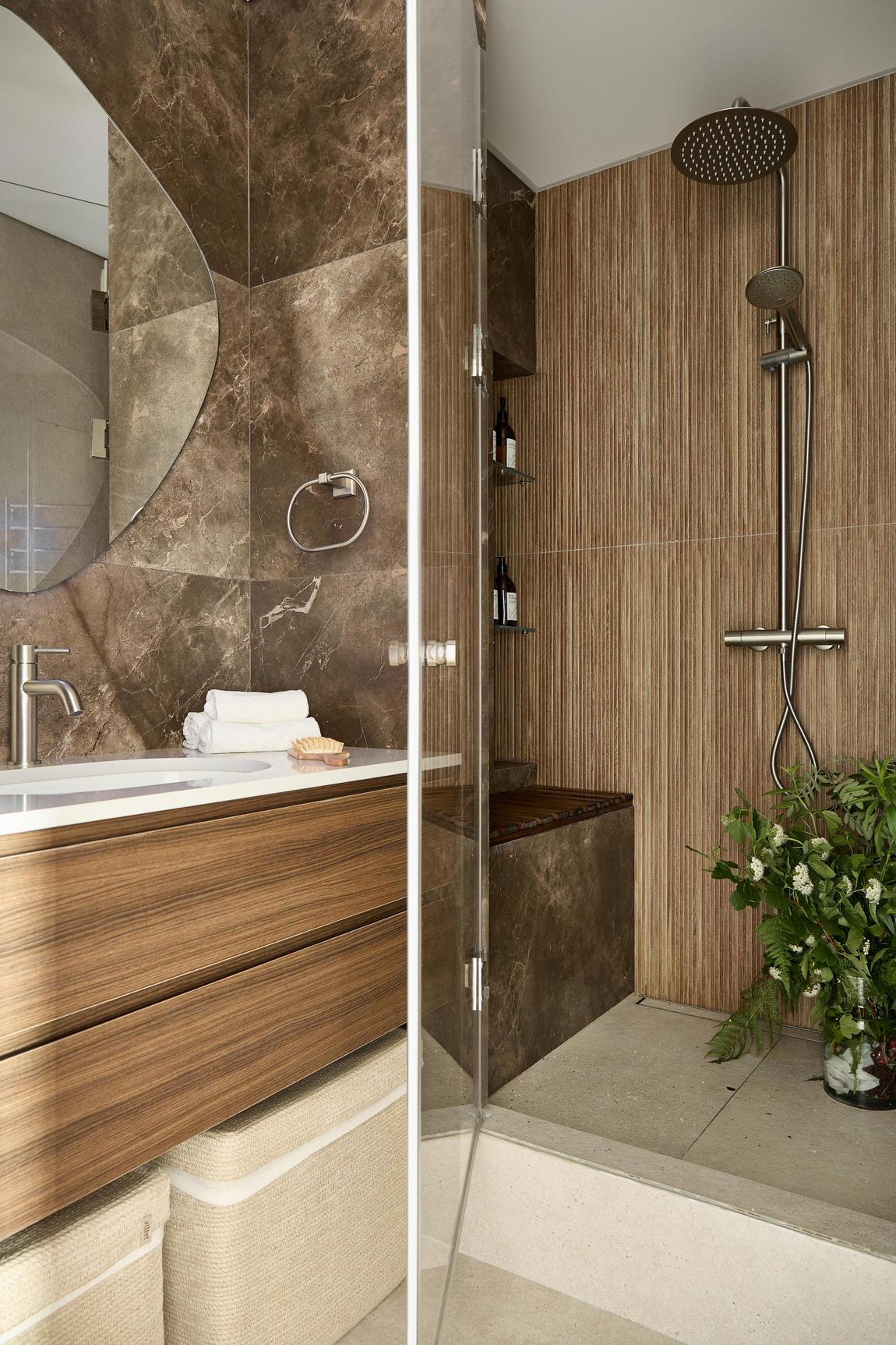 salle de bain bois et marbre studio 42m2 transformé en deux-pièces avec verrière bois salle de bain bois et marbre studio 42m2 transformé en deux-pièces avec verrière bois