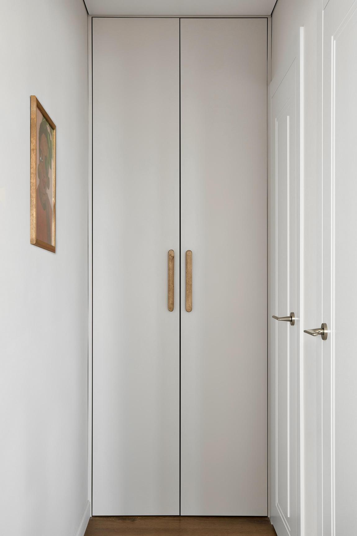 entrée avec placard studio 42m2 transformé en deux-pièces avec verrière bois entrée avec placard studio 42m2 transformé en deux-pièces avec verrière bois