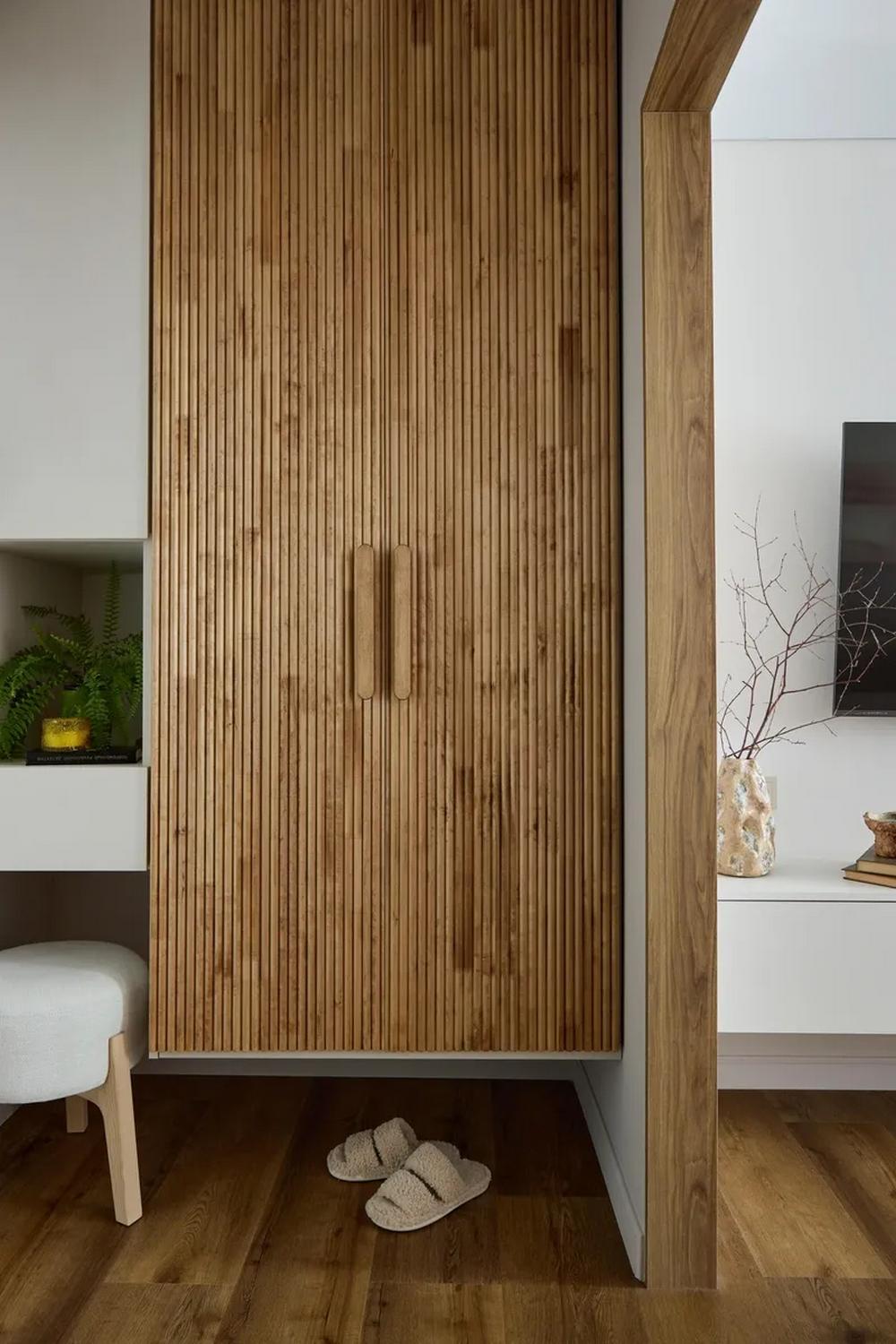 entrée studio 42m2 transformé en deux-pièces avec verrière bois entrée studio 42m2 transformé en deux-pièces avec verrière bois