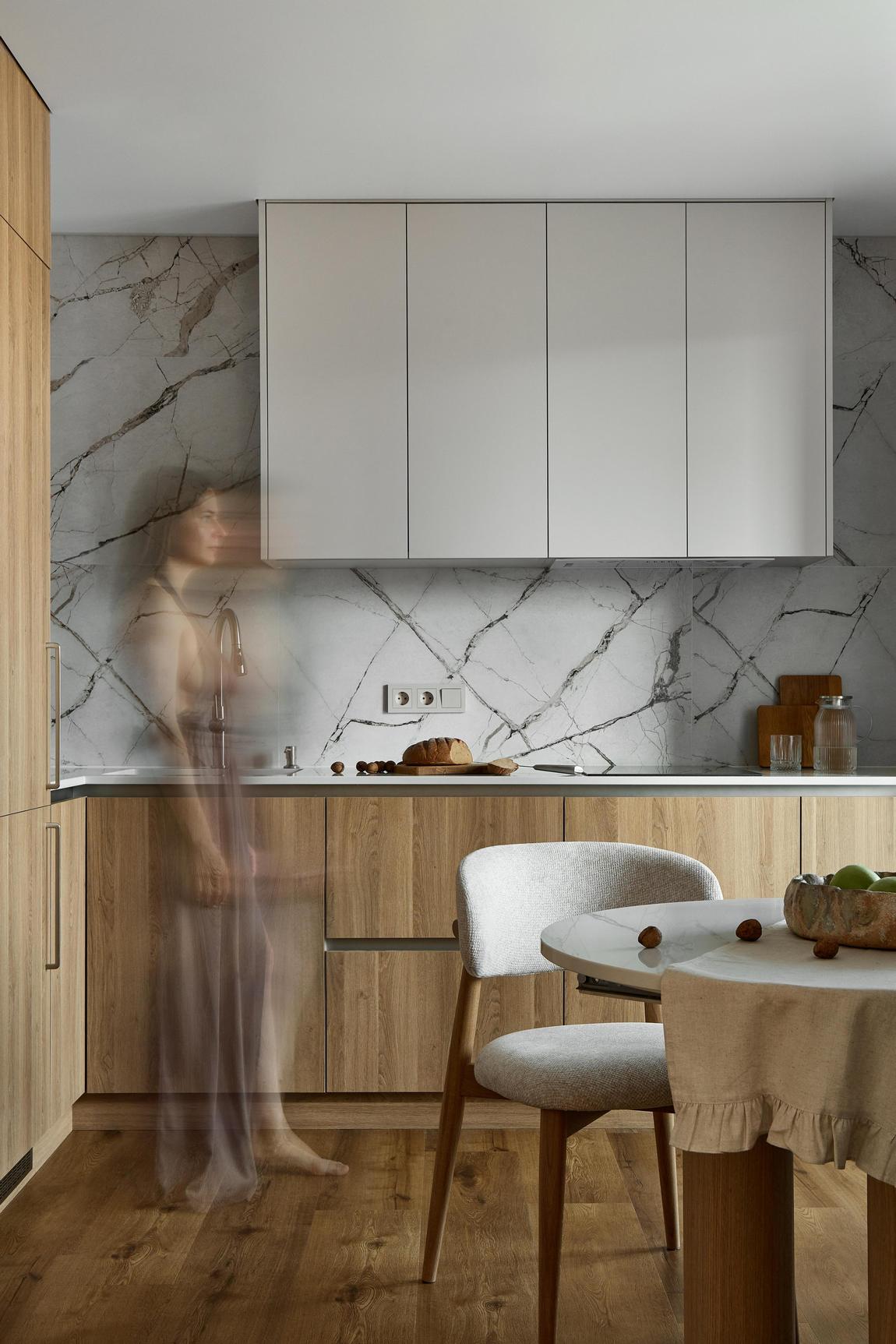 cuisine design bois et marbre studio 42m2 transformé en deux-pièces avec verrière bois cuisine design bois et marbre studio 42m2 transformé en deux-pièces avec verrière bois