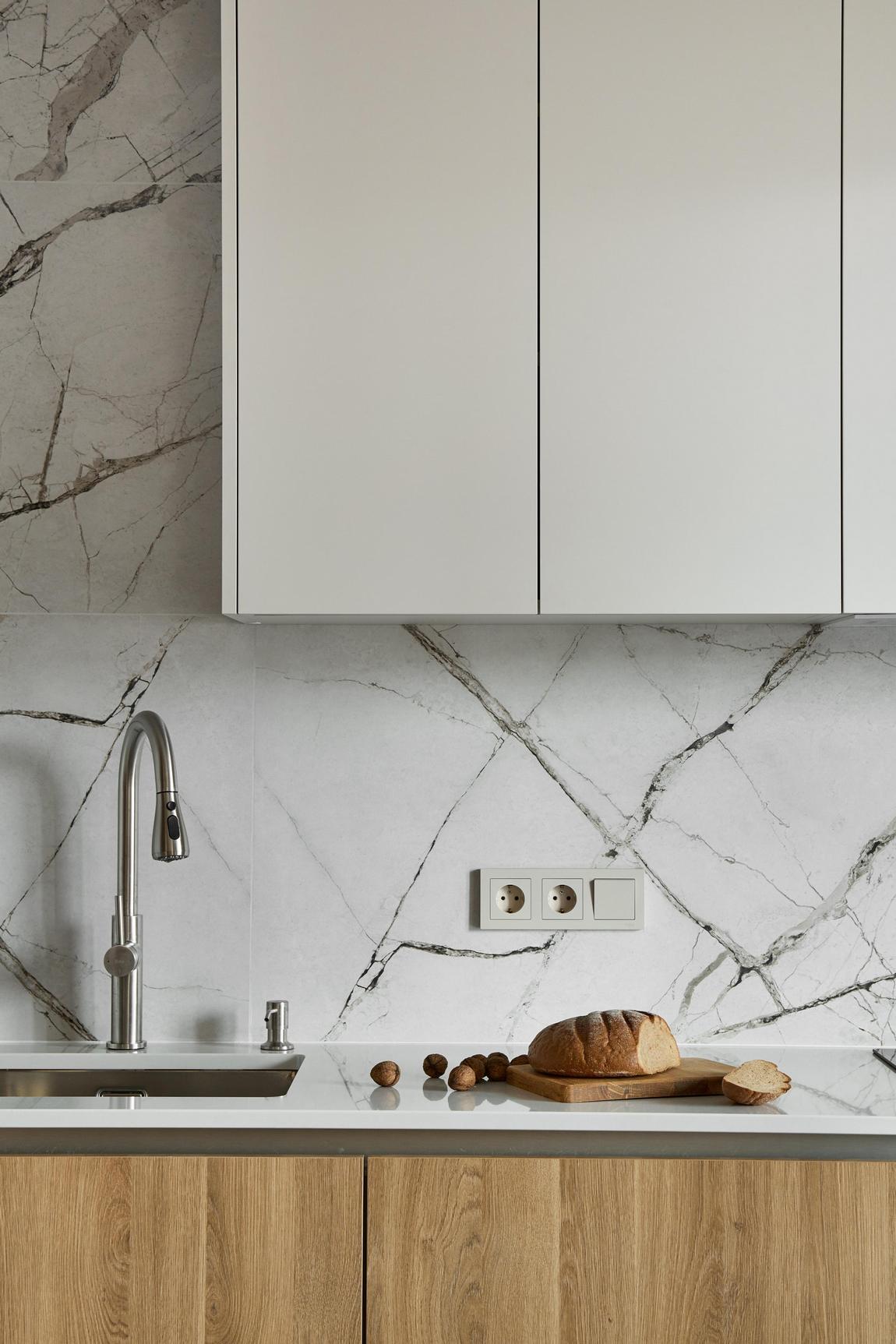 cuisine design bois et marbre studio 42m2 transformé en deux-pièces avec verrière bois cuisine design bois et marbre studio 42m2 transformé en deux-pièces avec verrière bois