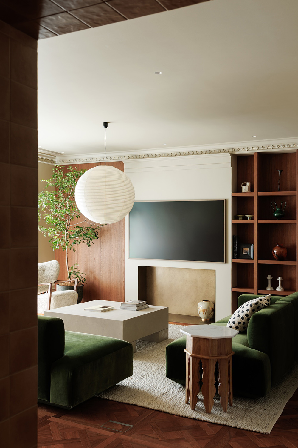 salon avec canapé vert olive décoration contemporaine appartement Pékin