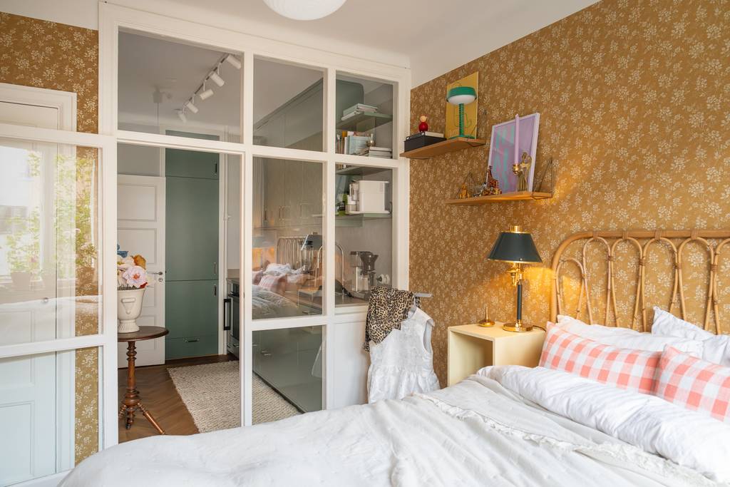 chambre avec verrière blanche décoration colorée deux-pièces 46m2 avec patio