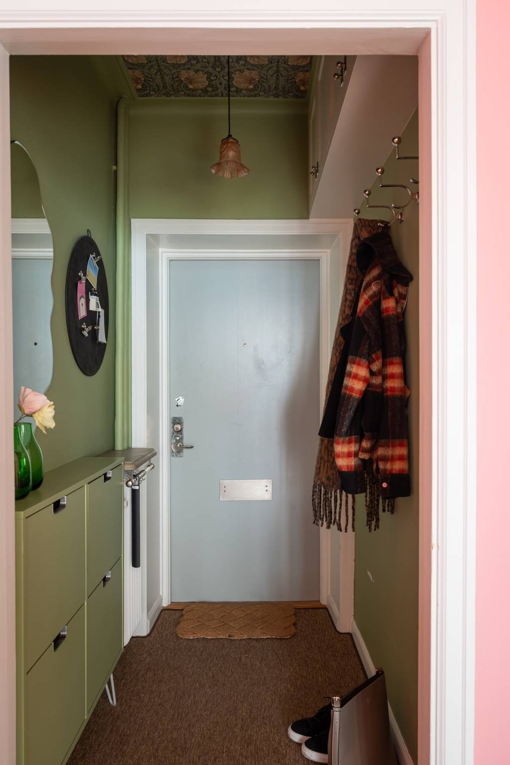 entrée verte décoration colorée deux-pièces 46m2 rénové