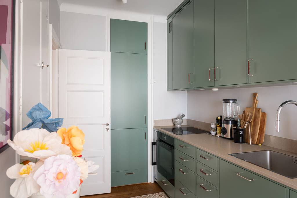 cuisine verte en second jour décoration colorée deux-pièces 46m2 avec patio