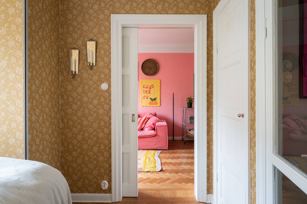 chambre avec verrière blanche décoration colorée deux-pièces 46m2 avec patio