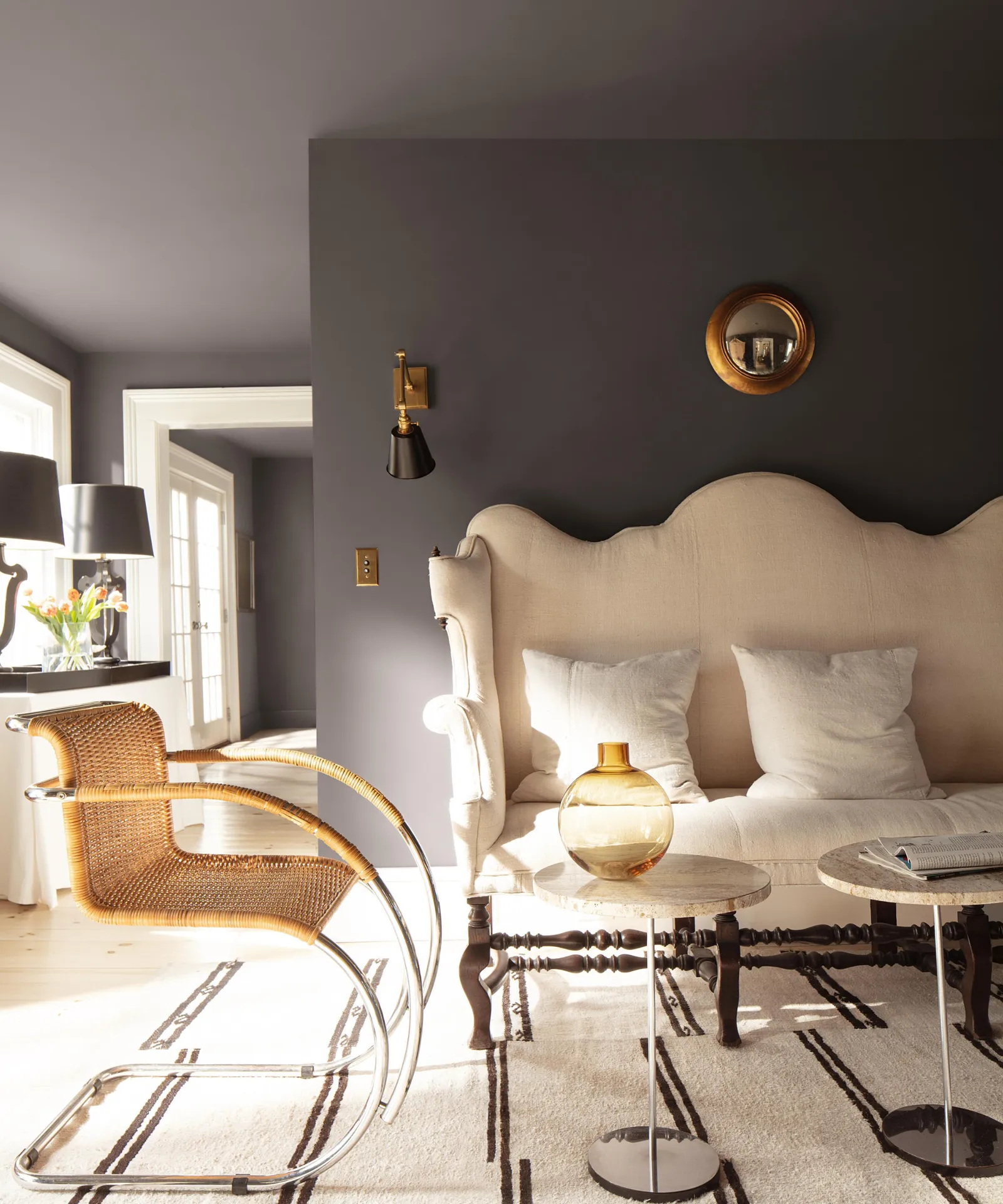 salon avec murs et plafonds peints en gris violet décoration contemporaine