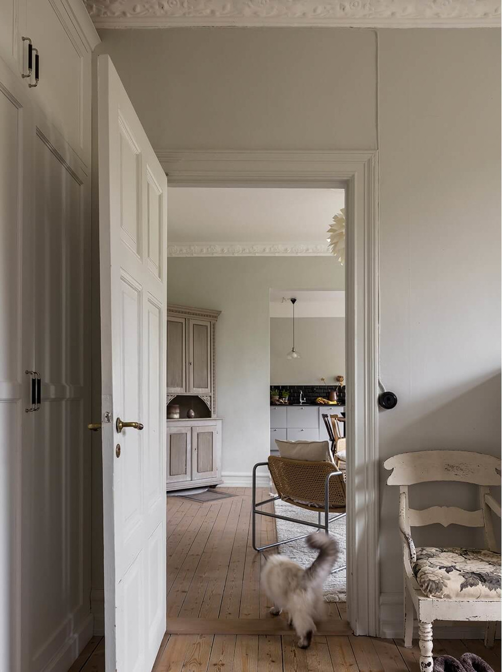 chambre tons naturels appartement ancien 62m2 avec moulures décoration scandinave chambre tons naturels appartement ancien 62m2 avec moulures décoration scandinave