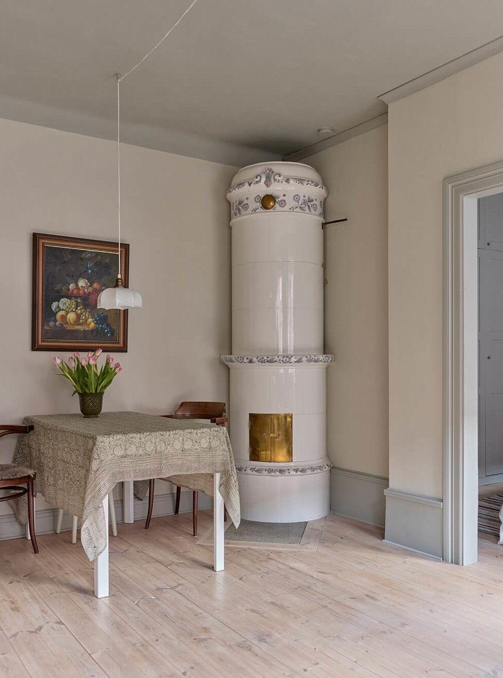 salon avec poêle ancien en faïence décoration scandinave deux-pièces 36m2 salon avec poêle ancien en faïence décoration scandinave deux-pièces 36m2
