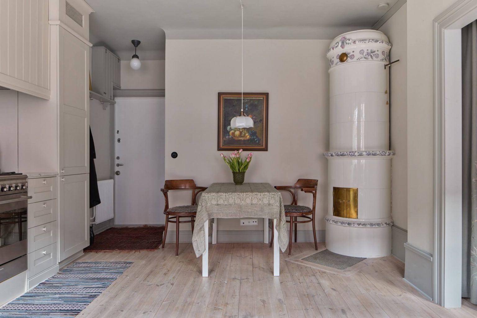 cuisine ouverte et salon avec poêle ancien en faïence décoration scandinave deux-pièces 36m2 cuisine ouverte et salon avec poêle ancien en faïence décoration scandinave deux-pièces 36m2
