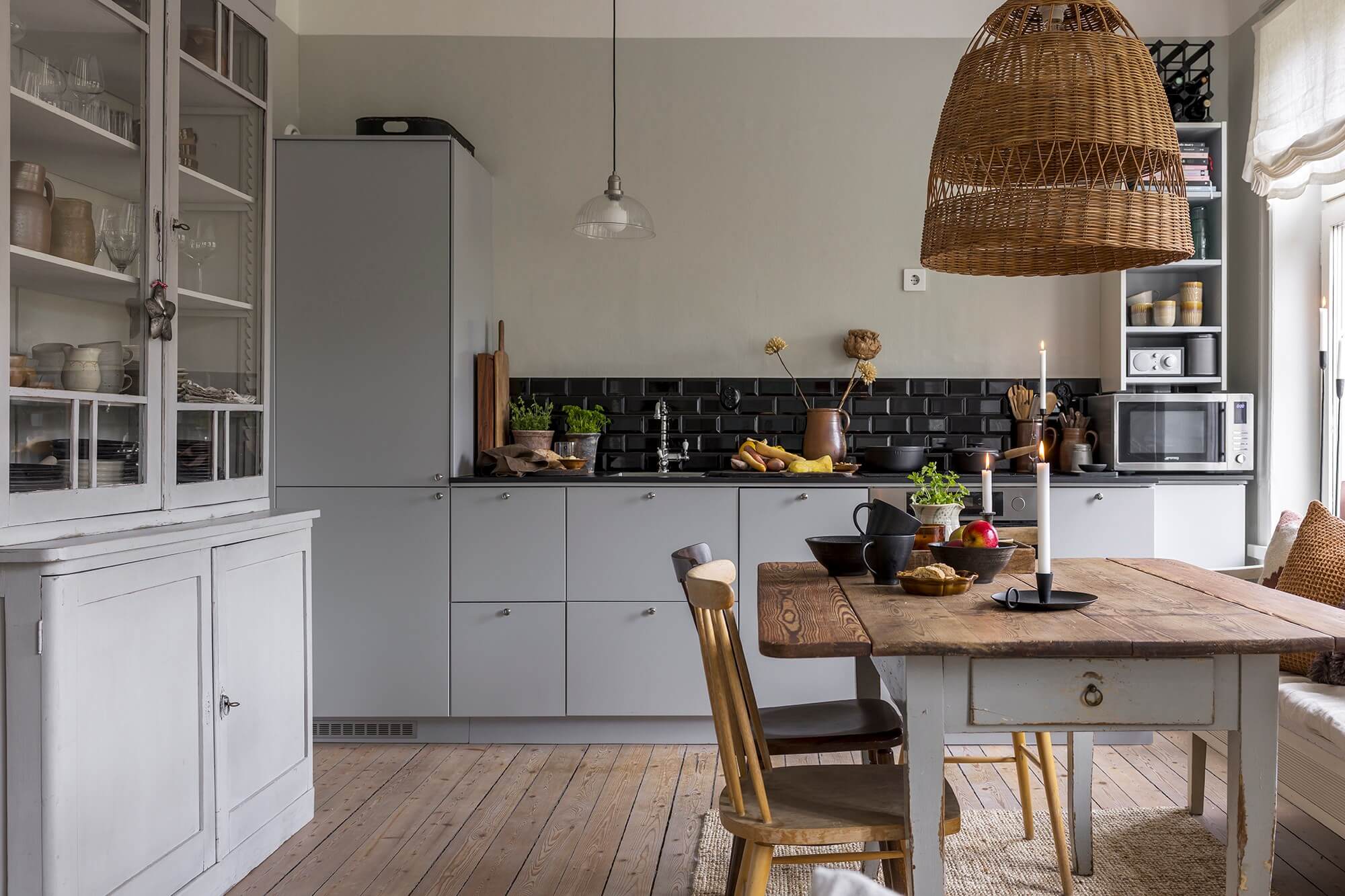 salle à manger et cuisine grise design appartement ancien 62m2 avec moulures décoration scandinave salle à manger et cuisine grise design appartement ancien 62m2 avec moulures décoration scandinave