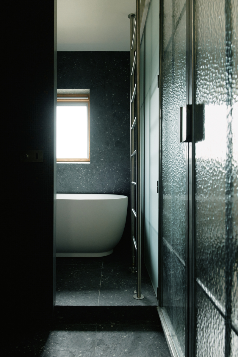 salle de bain derrière verrière appartement Paris Photo : © Oracle Paris salle de bain derrière verrière appartement Paris Photo : © Oracle Paris