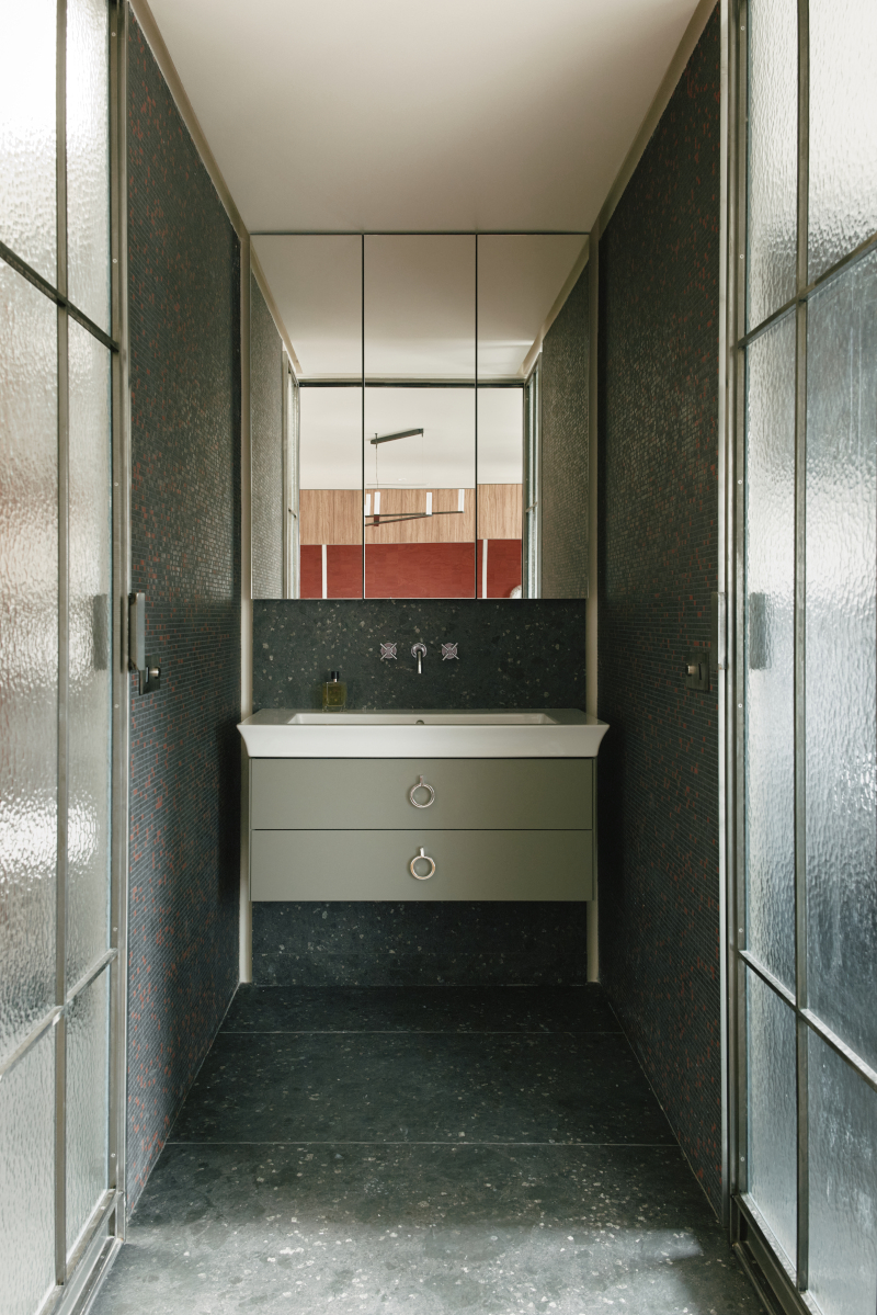 salle de bain derrière verrière appartement Paris Photo : © Oracle Paris salle de bain derrière verrière appartement Paris Photo : © Oracle Paris