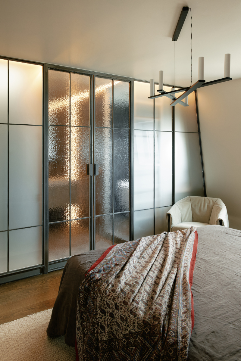 chambre avec salle de bain derrière verrière appartement Paris Photo : © Oracle Paris chambre avec salle de bain derrière verrière appartement Paris Photo : © Oracle Paris