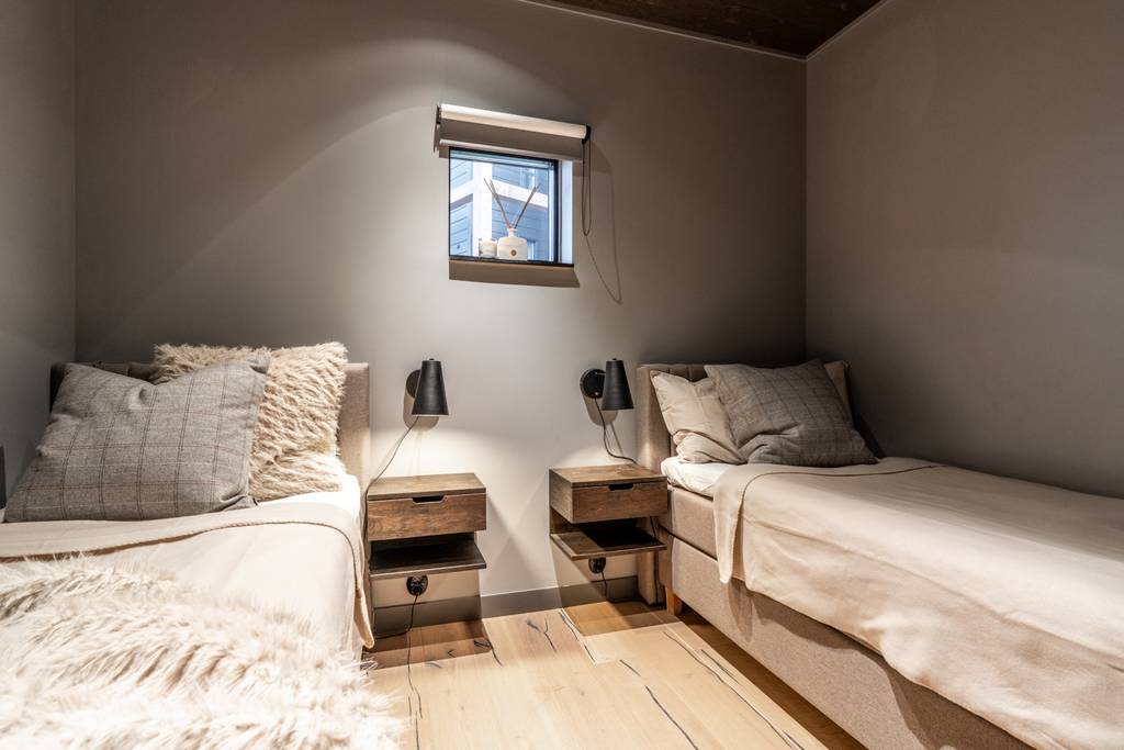 chambre a deux lits décoration contemporaine plafond bois