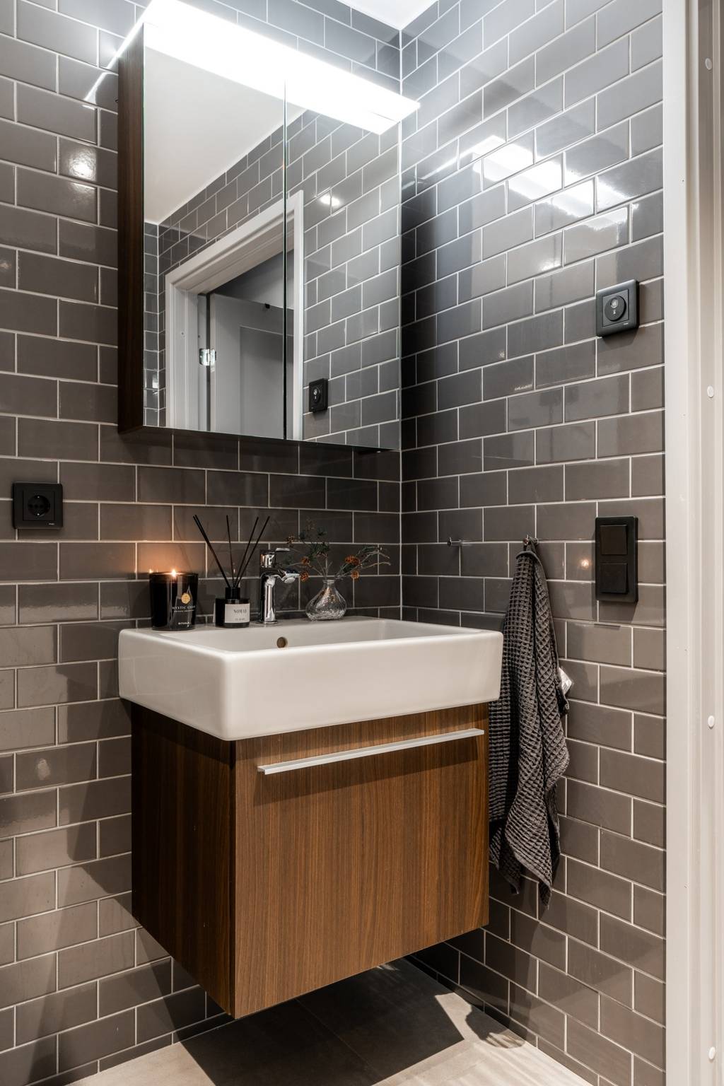 salle de bain grise et bois