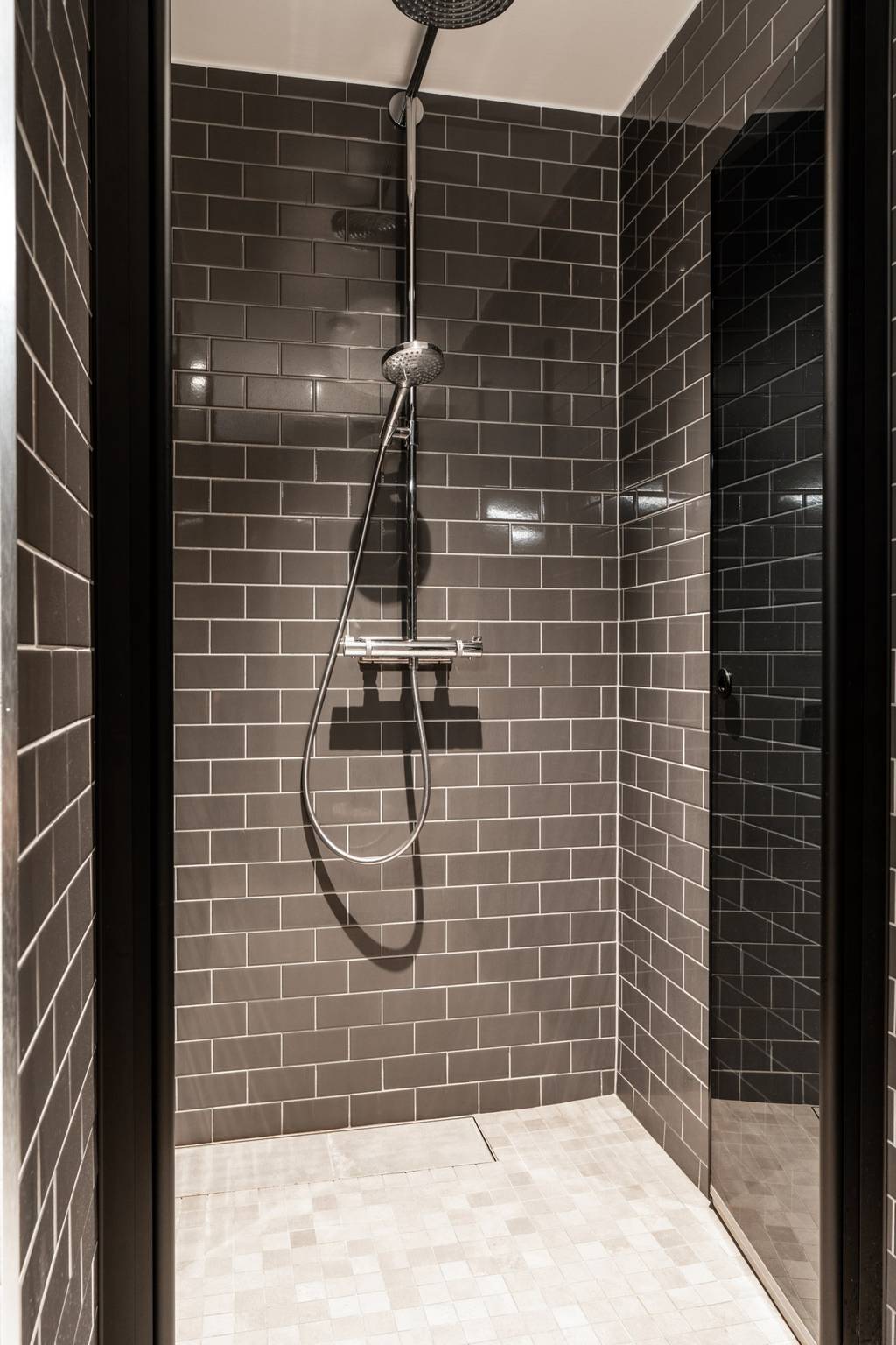 douche carrelage noir