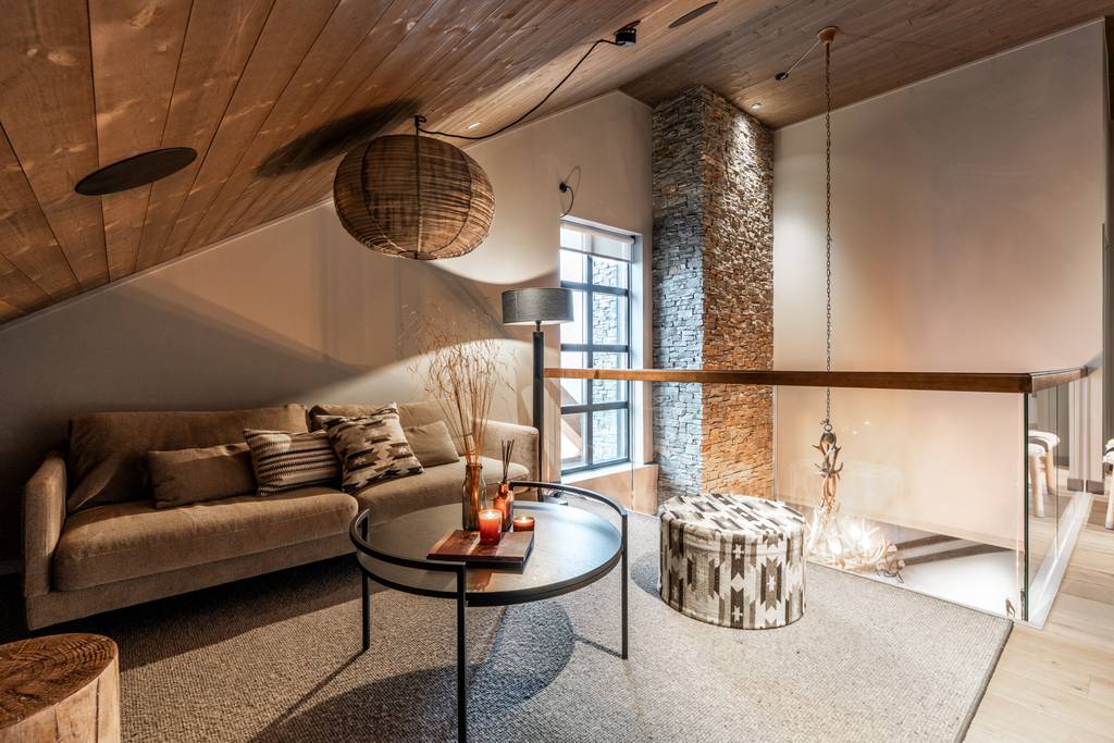 salon mansardé sur mezzanine garde-corps vitré