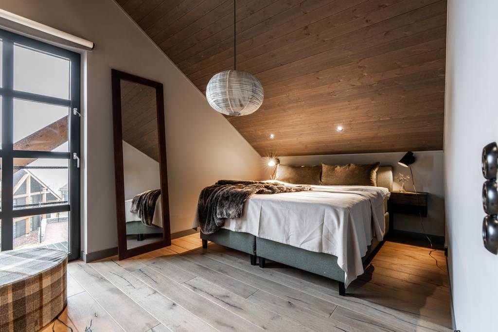 chambre mansardée plafond bois